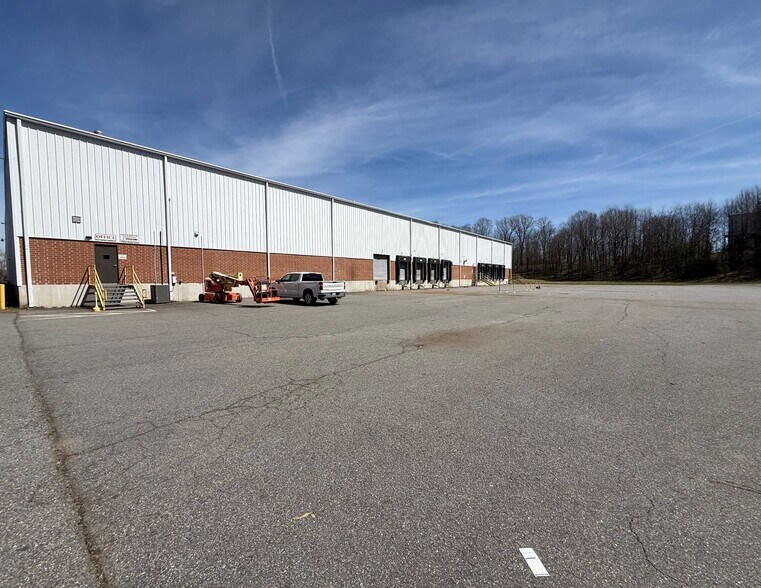 More Photos Of 108 Textile Dr, Martinsville Warehouse For Lease