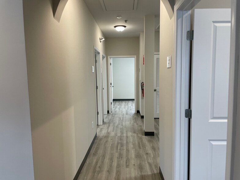 More Photos Of 247 River Park North Dr, Woodstock Medical For Sale
