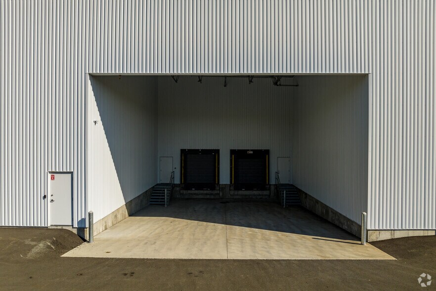 More Photos Of 825-855 Rue Bernard, Granby Industrial For Lease