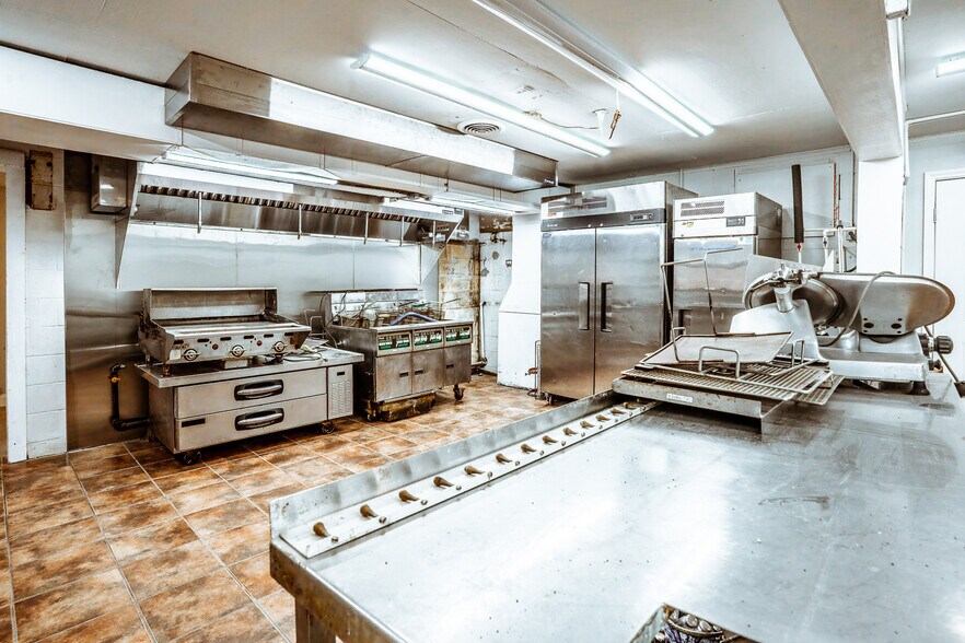 More Photos Of 20805 Seminary St, Hollow Rock Flex For Lease