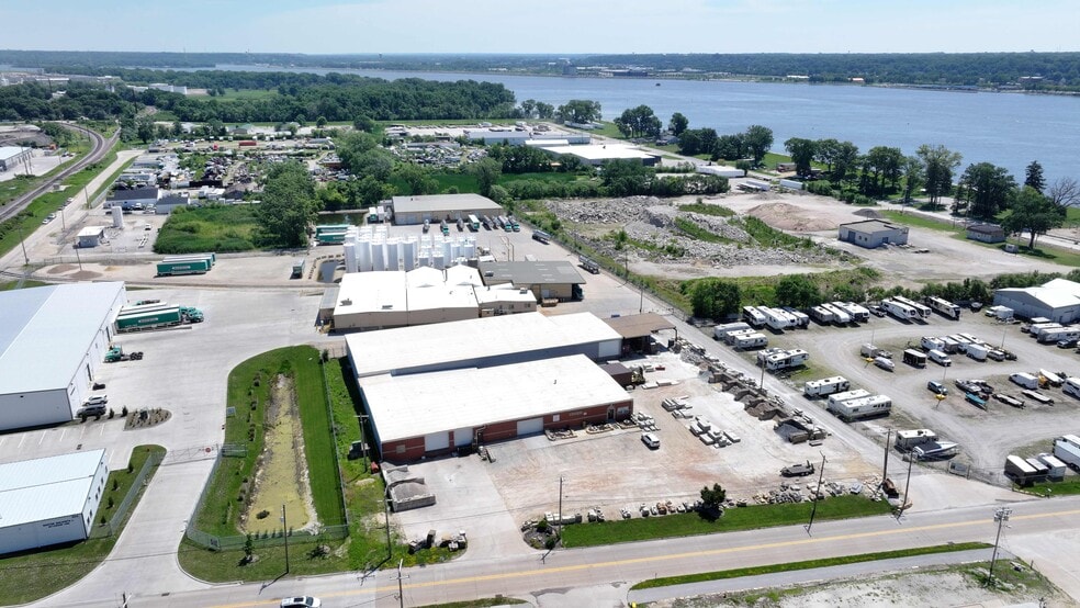 More Photos Of 205 35th St, Bettendorf Warehouse For Lease