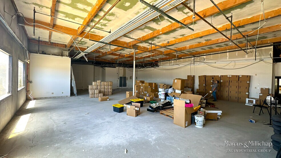 More Photos Of 690 W Garnet Ave, Palm Springs Light Distribution For Sale