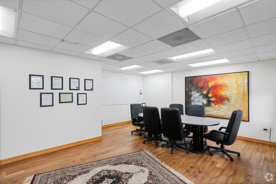 More Photos Of 21250 Califa St, Woodland Hills Research And Development For Lease