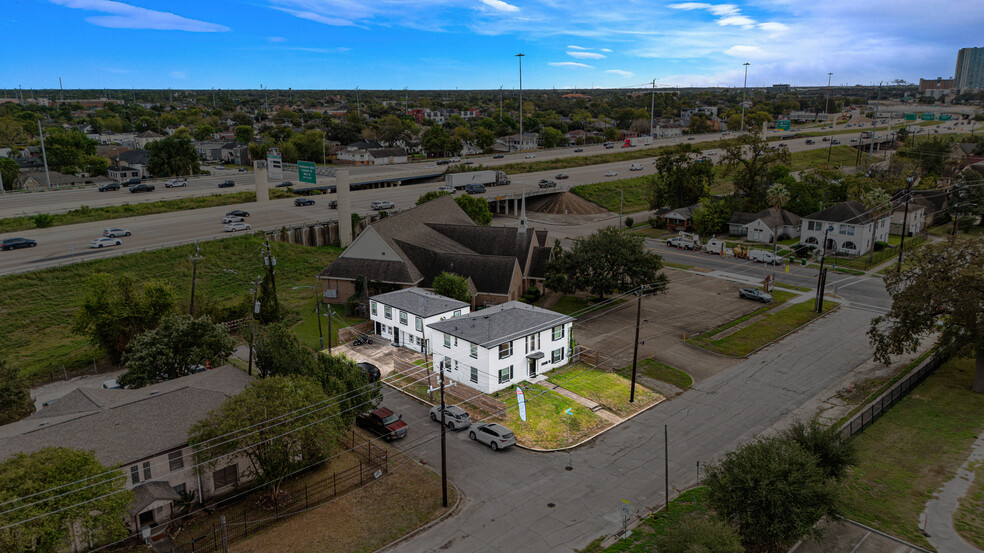 Primary Photo Of 2002 Barbee St, Houston Apartments For Sale