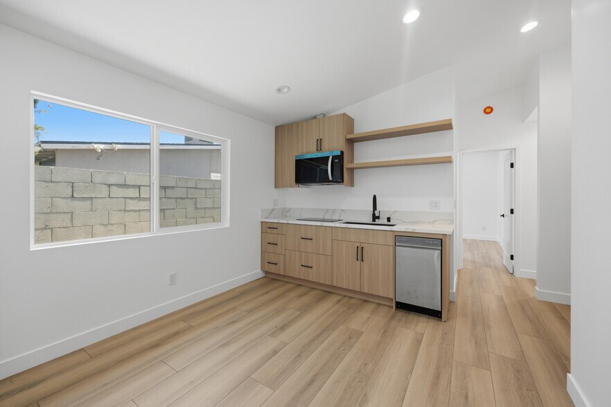 More Photos Of 22928 Leadwell St, West Hills Apartments For Sale