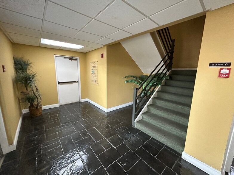 More Photos Of 3909 E Bay Dr, Holmes Beach Medical For Lease