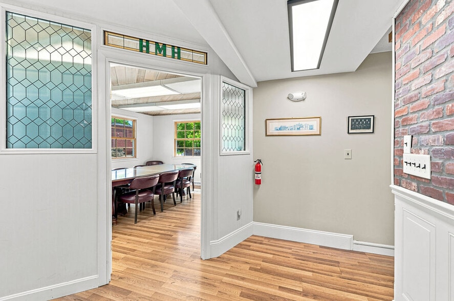 More Photos Of 17 Orchard St, New Bedford Office For Sale