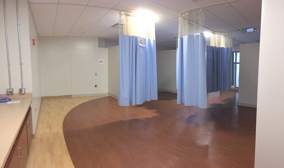 More Photos Of 901-934 Center St, Elgin Hospital For Sale