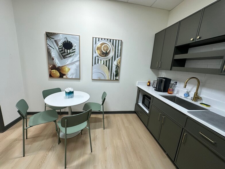 More Photos Of 4205 S Macdill Ave, Tampa Unknown For Lease