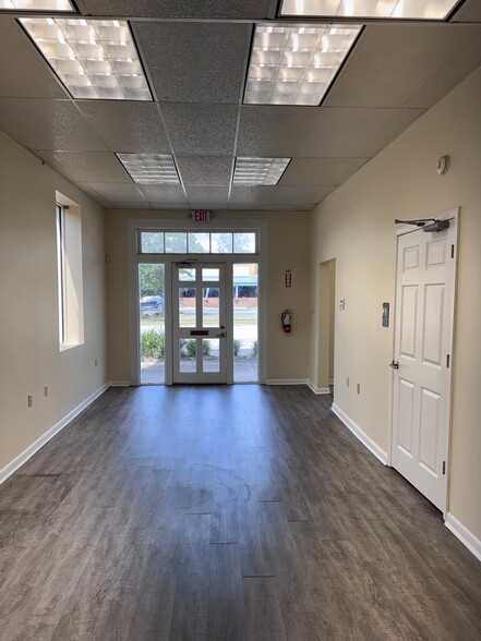 More Photos Of 2033 Airport Blvd, Mobile Office For Lease