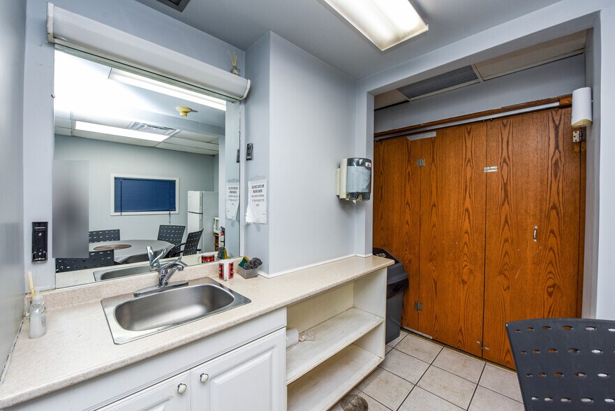 More Photos Of 1300 Steeles Ave E, Brampton Office For Lease