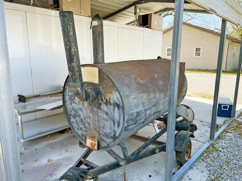 More Photos Of 109 S Maple St, Mulberry Grove Restaurant For Sale