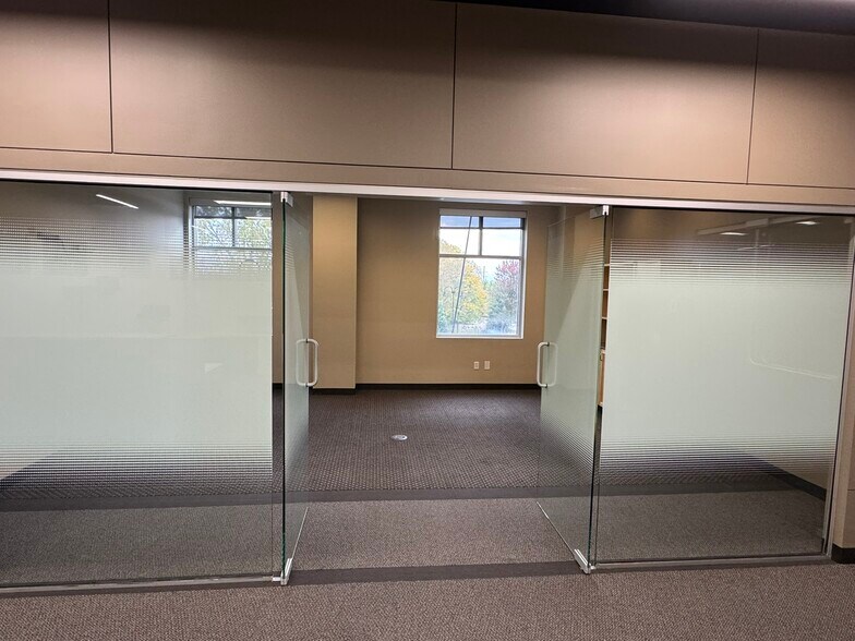 More Photos Of 1045 76th St, West Des Moines Office For Lease