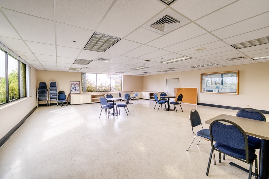 More Photos Of 4867 Colt St, Ventura Manufacturing For Sale