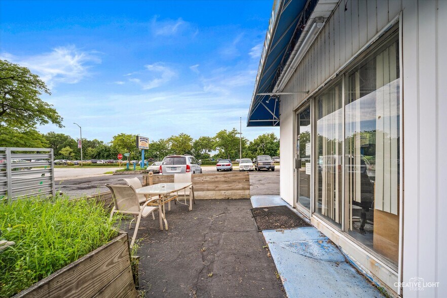 More Photos Of 300 W Northwest Hwy, Arlington Heights General Retail For Sale