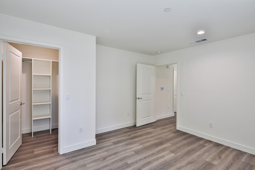 More Photos Of 6836 Whitman Ave, Van Nuys Multifamily For Sale