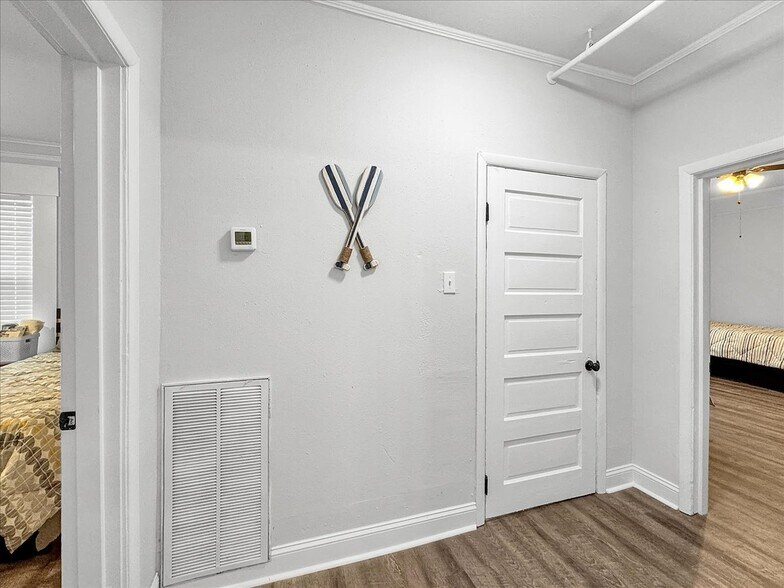 More Photos Of 1007 W Wright St, Pensacola Specialty For Sale