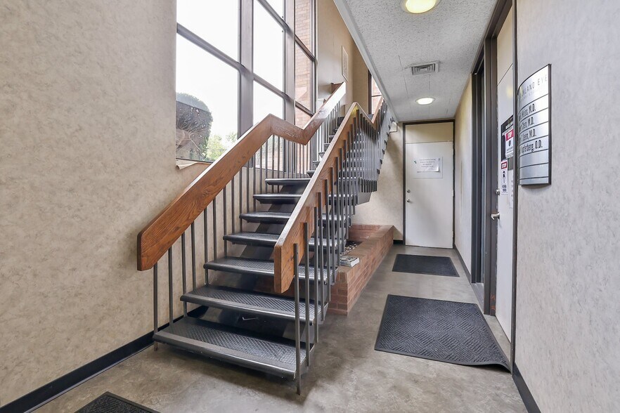 More Photos Of 171 Ramapo Rd, Garnerville Office For Lease