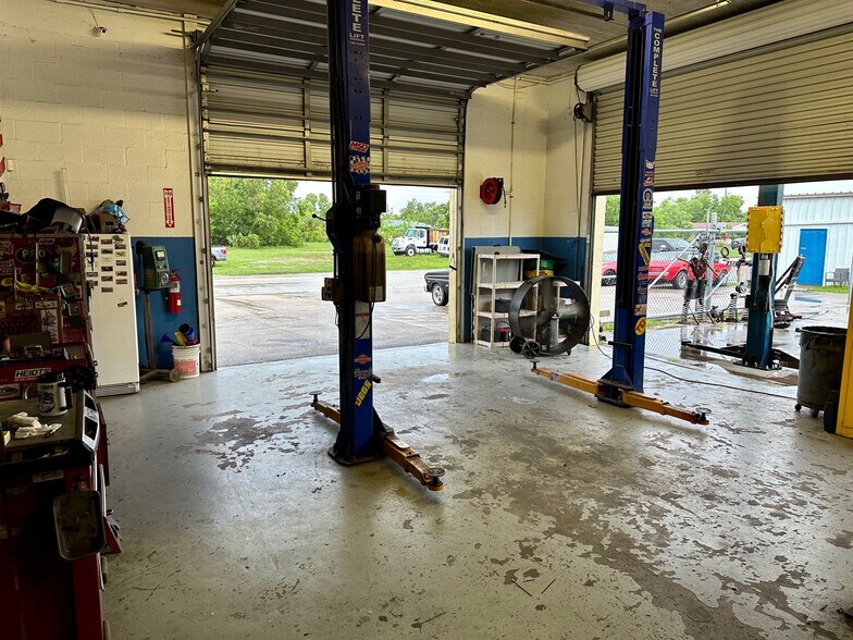 More Photos Of 1002 SE 9th St, Cape Coral Service For Sale