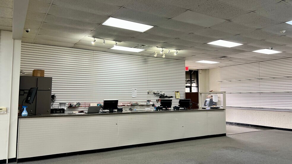 More Photos Of 111 W King St, Kings Mountain Freestanding For Lease