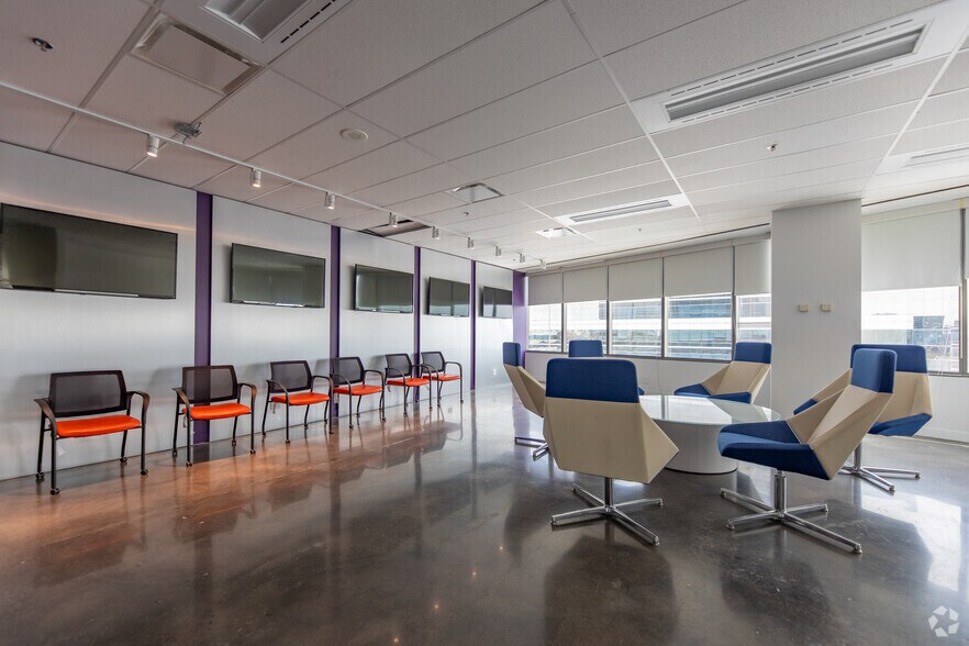 More Photos Of 125 Commerce Valley Dr W, Markham Coworking Space