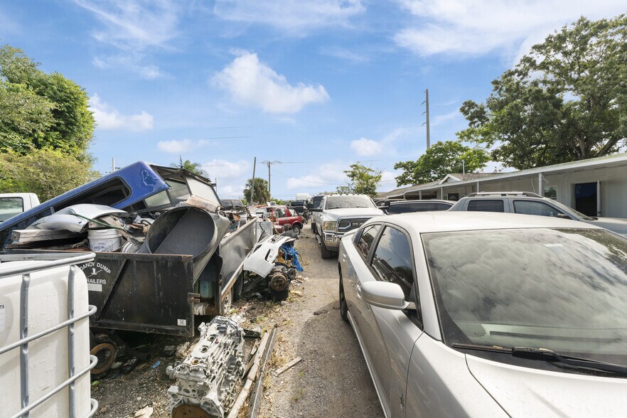 More Photos Of 5712 15th St, Bradenton Auto Dealership For Sale
