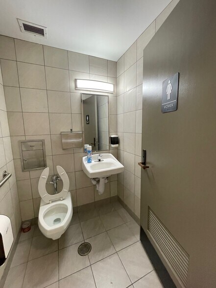 More Photos Of 475 E 162nd St, South Holland Medical For Lease