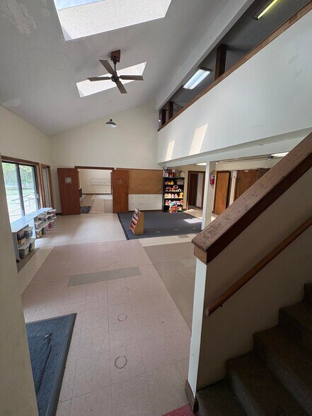 More Photos Of 2505 E Walnut St, Columbia Specialty For Lease