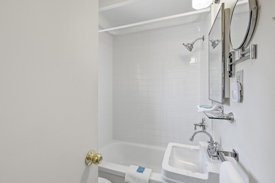 More Photos Of 7001 Savona Access Rd, Thompson-Nicola Hotel For Sale