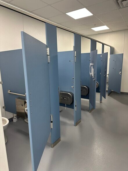 More Photos Of 166 Riverside Industrial Pky, Portland Shelter For Lease