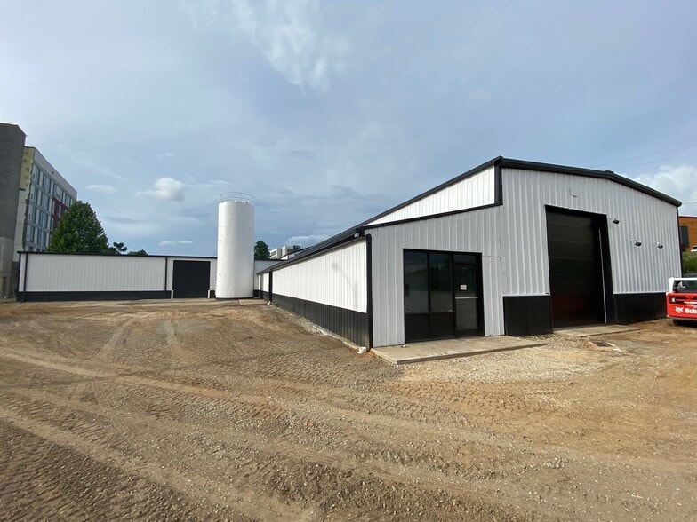 More Photos Of 309 Rockwood Rd, Arden Light Distribution For Lease