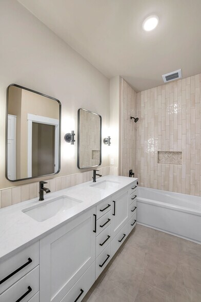 More Photos Of 217 Simmons St, Mccall Showroom For Sale