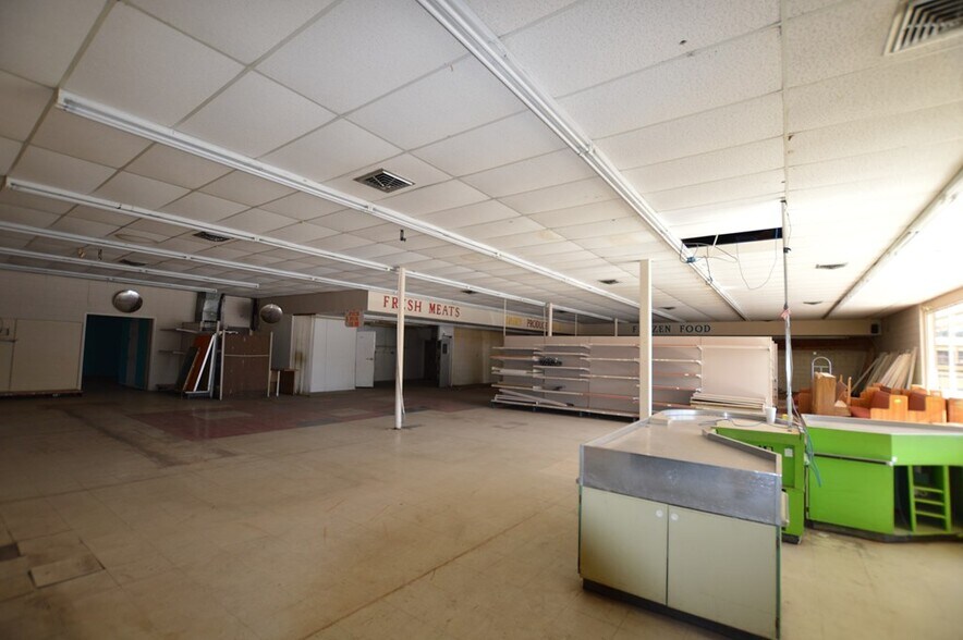 More Photos Of 8111 Main St, Ray City Storefront For Sale