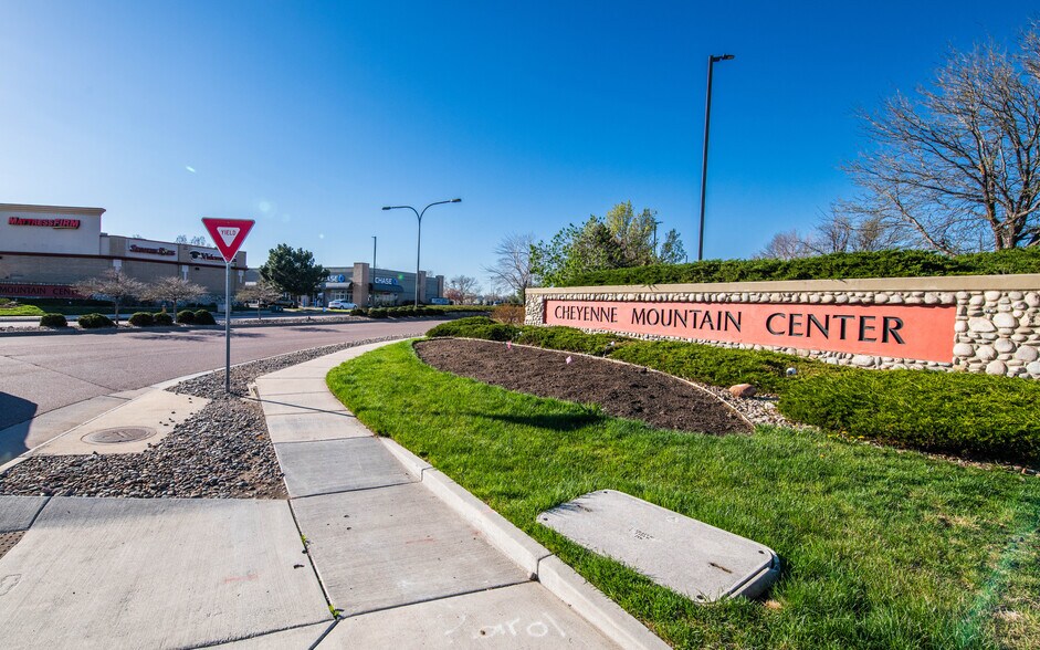 More Photos Of 1783-1785 E Cheyenne Mountain Blvd, Colorado Springs Storefront Retail Office For Lease