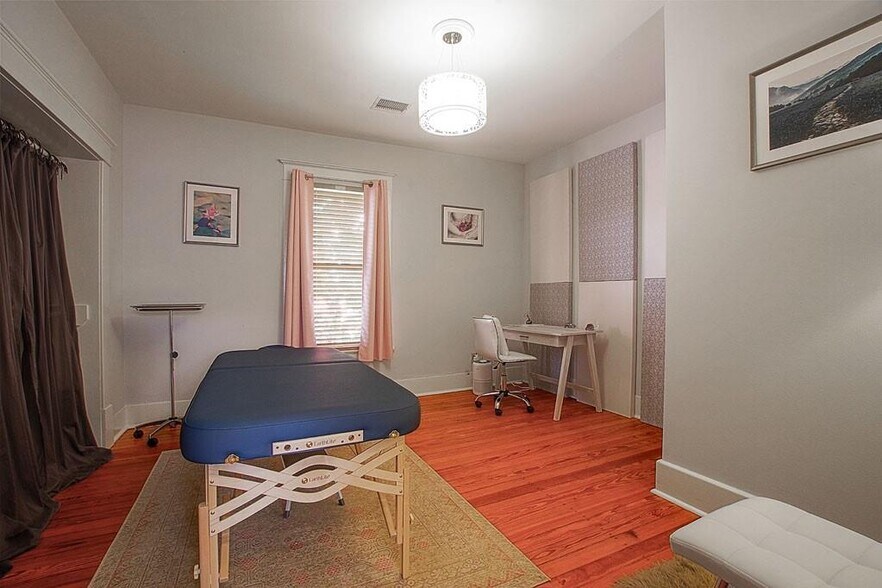 More Photos Of 108 W 10th 1/2 St, Houston Storefront Retail Office For Lease