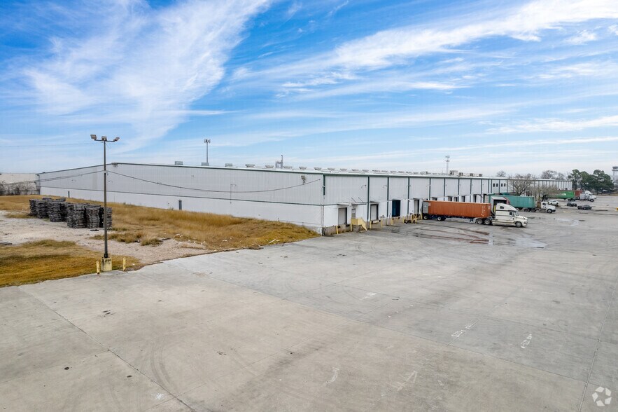 More Photos Of 411 Brisbane St, Houston Warehouse For Lease