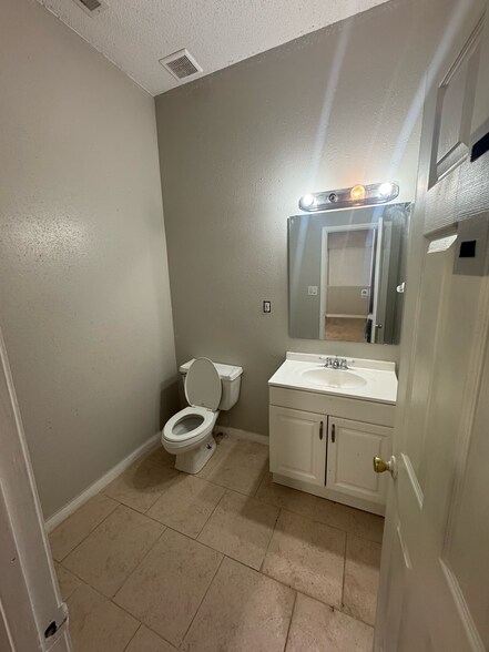 More Photos Of 7727 Blanding Blvd, Jacksonville Auto Repair For Sale