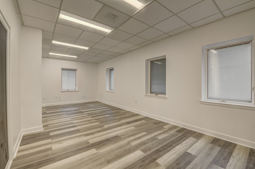 More Photos Of 4609 Pinecrest Office Park Dr, Alexandria Medical For Sale