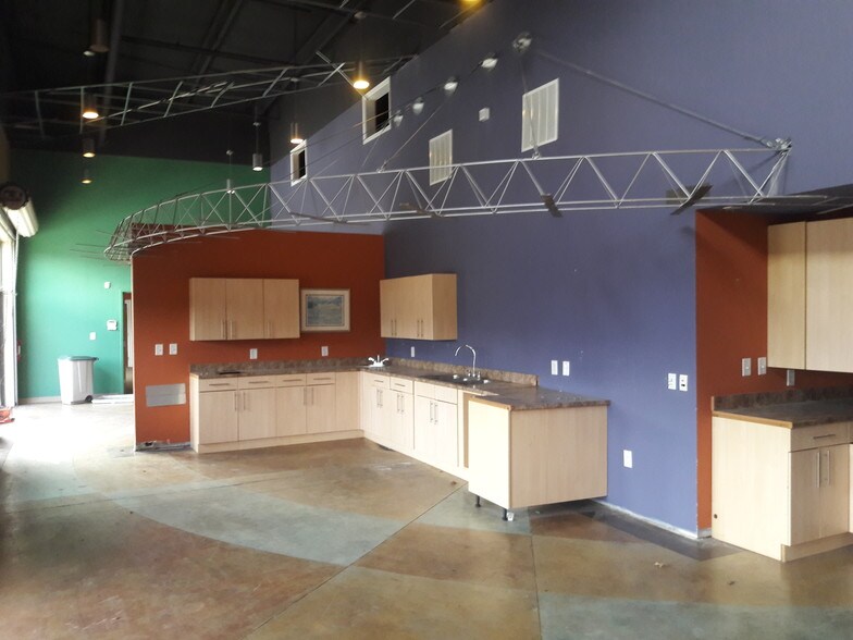 More Photos Of 180 Shamrock Industrial Blvd, Tyrone Flex For Lease