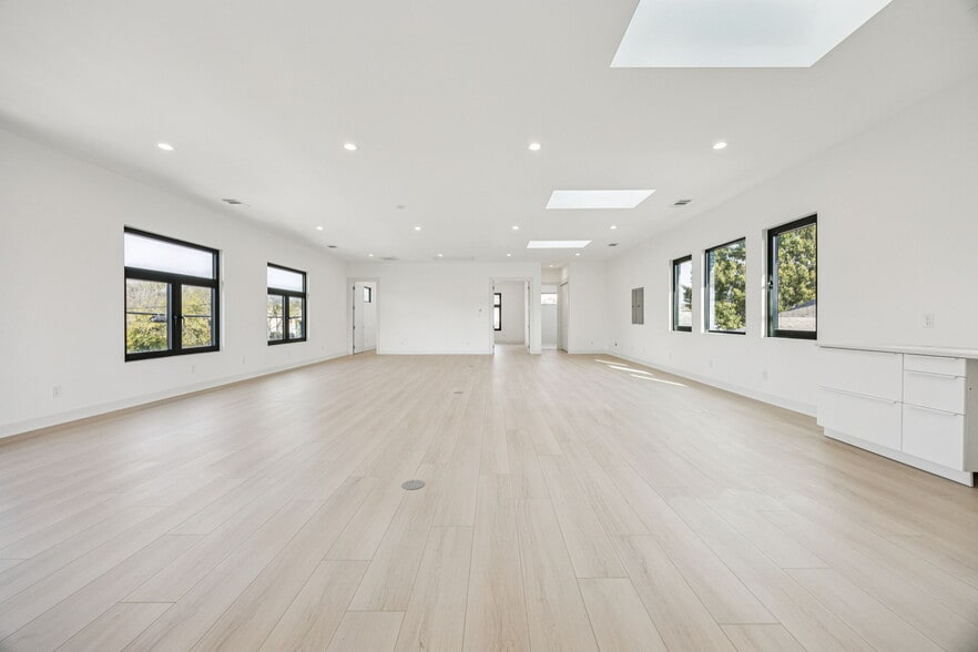 More Photos Of 446 Tyler St, Dallas Office For Sale