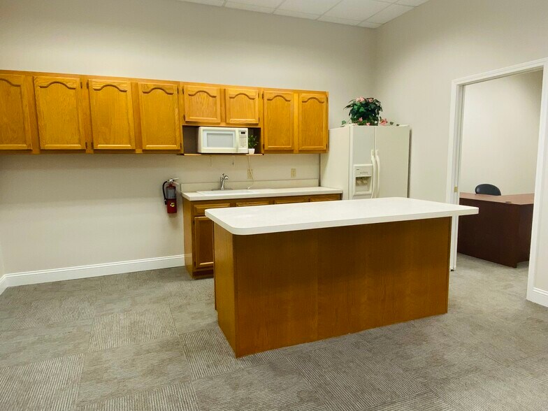 More Photos Of 12276 San Jose Blvd, Jacksonville Coworking Space