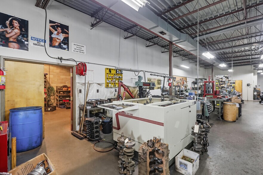 More Photos Of 3006 Avenue of the Cities, Moline Flex For Sale