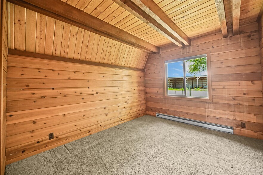 More Photos Of 1335 S Kio St, Watkins Veterinarian Kennel For Sale