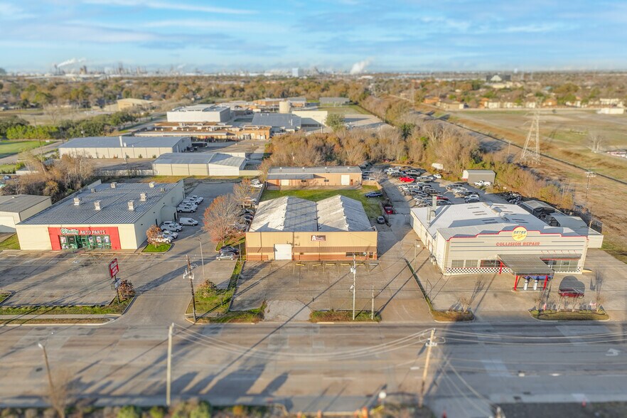 More Photos Of 3215 N Main St, Baytown Light Distribution For Sale