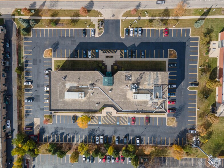 More Photos Of 1952 Mcdowell Rd, Naperville Business Park For Lease