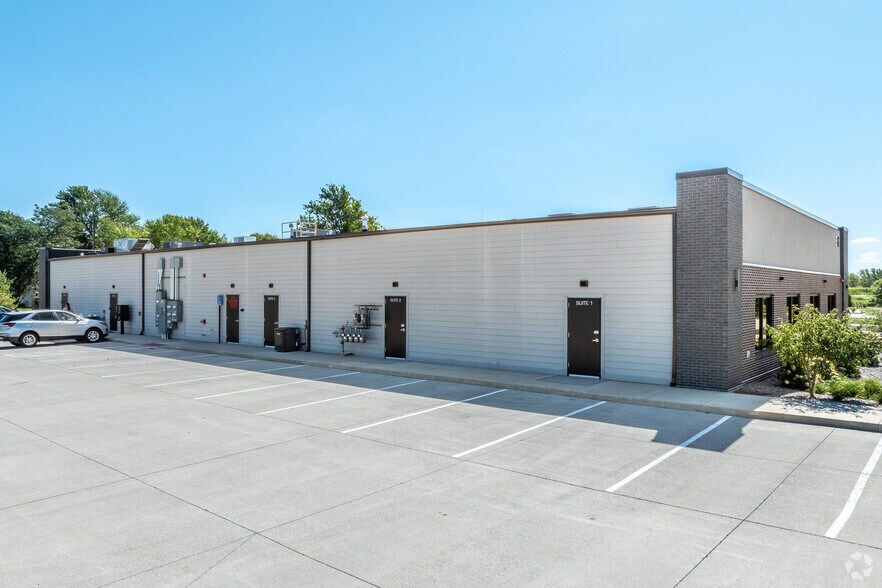 More Photos Of 96 Paine Cir, Bondurant Freestanding For Lease