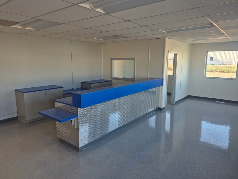 More Photos Of 8101 102 Ave, Peace River Warehouse For Lease