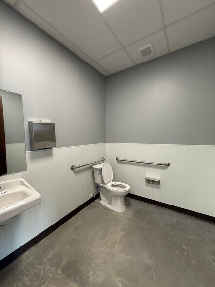 More Photos Of 16217 North Fwy, Houston Unknown For Lease