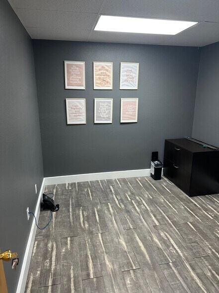 More Photos Of 3180 W Clearwater Ave, Kennewick Storefront Retail Office For Lease