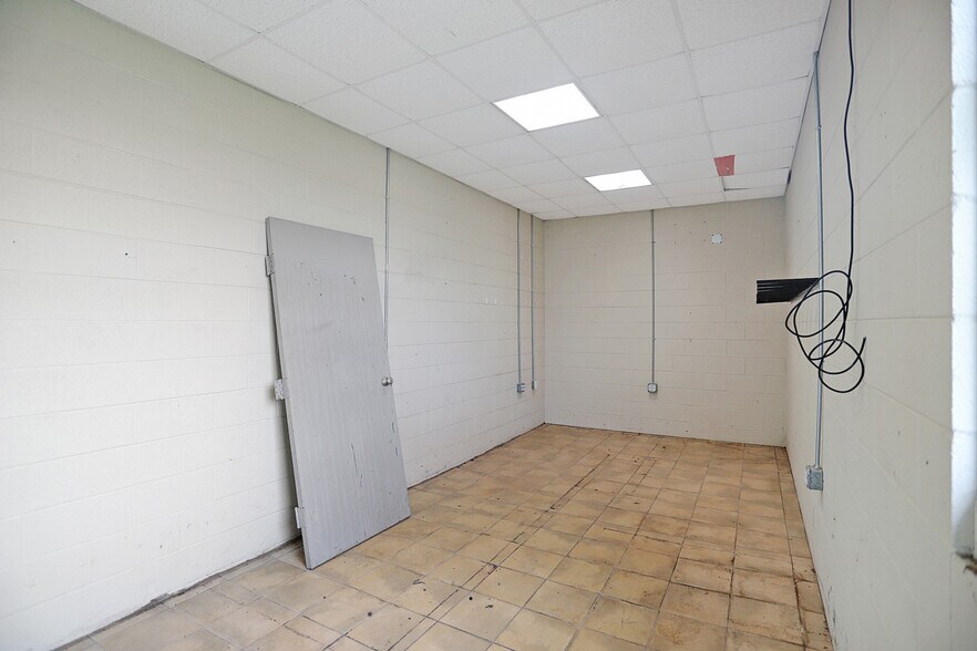 More Photos Of 1184 Poor Farm Rd, Murray Flex For Sale